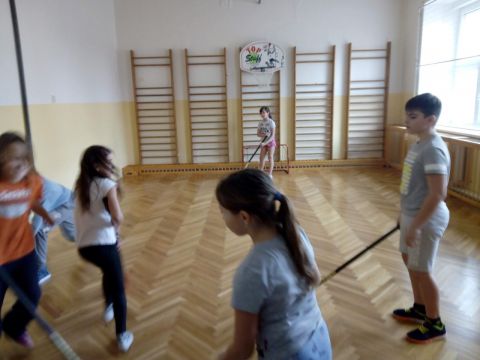galleries/skolni-rok-2018-2019/skolni-druzina-2/sportujeme-micove-hry/IMG_20190207_140329